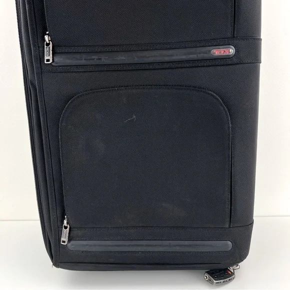 TUMI BLK UPRIGHT ROLLING EXPANDABLE +GARMENT SLEEVE #22034D4-CARRYON - Picture 3 of 16